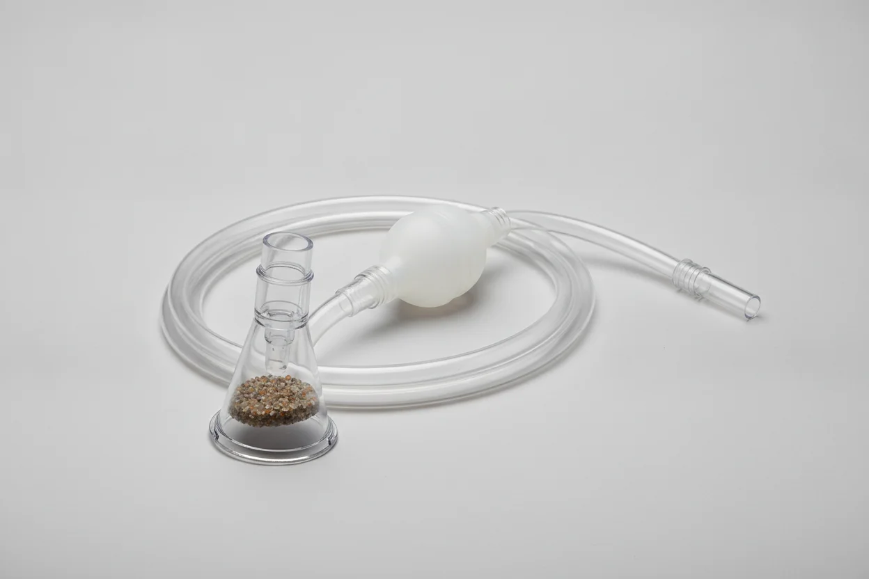 Sifón fino para cambios de agua en una pecera pequeña